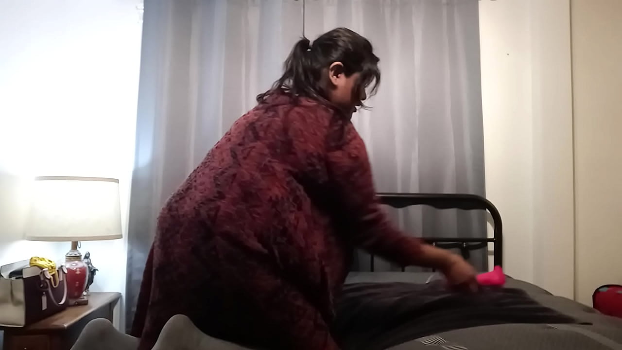 Deesdeepthroat - dees plays with her pussy with toys.