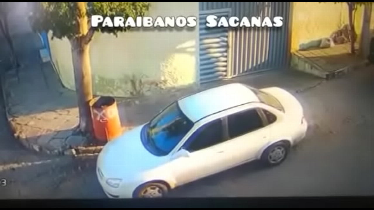 Individuo em carro sai pelado e se masturbando em Campina Grande na Paraíba