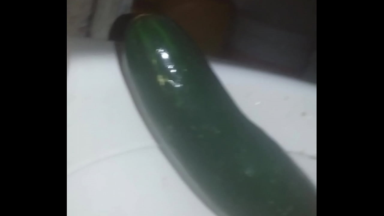 practicando metiendome un pepino grande y grueso de 23 ,24 cm