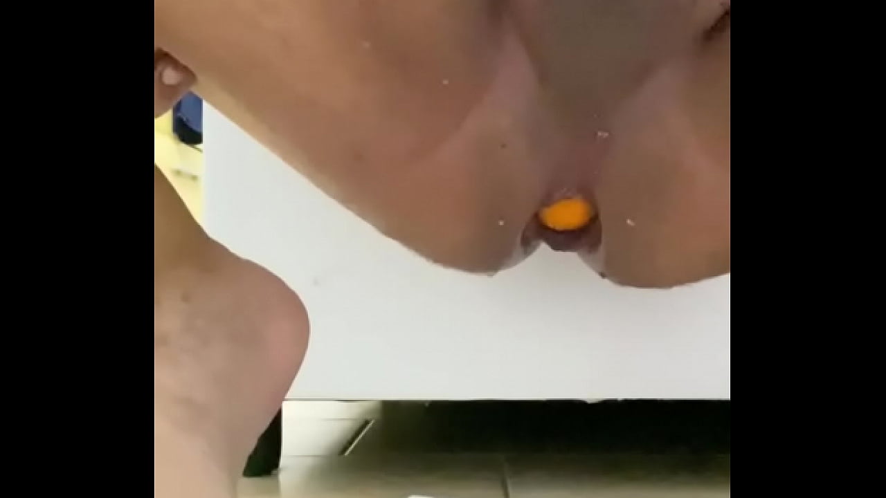 Enfiando uma laranja no cuzinho