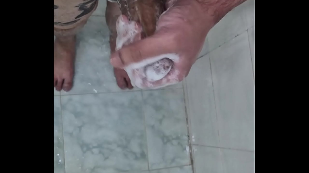 TOMANDO BANHO E LAVANDO O MEU PENIS