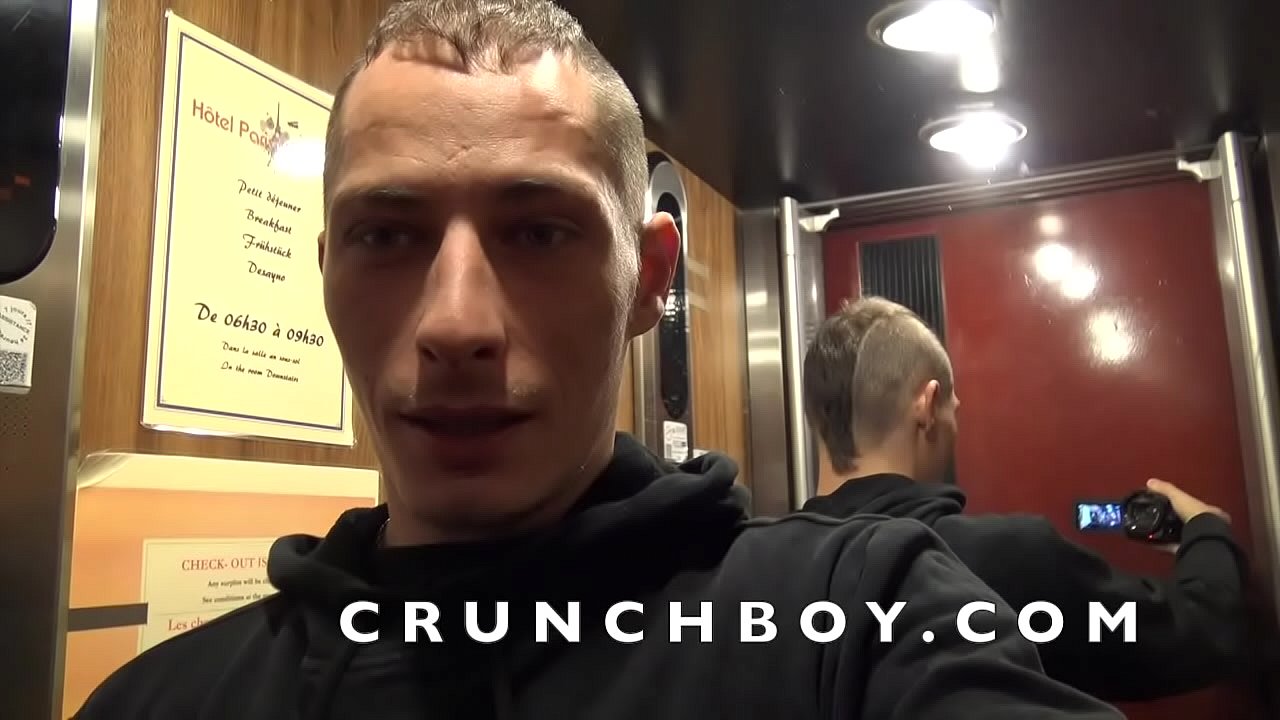 jeune mec baisé au jus par ROMANTIK pour un casting CRUNCHBOY