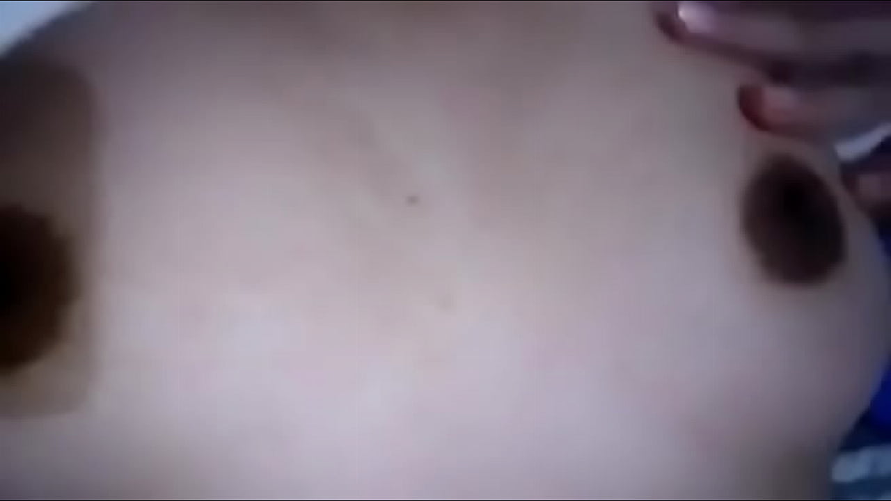 Se acaricia rico las tetas.