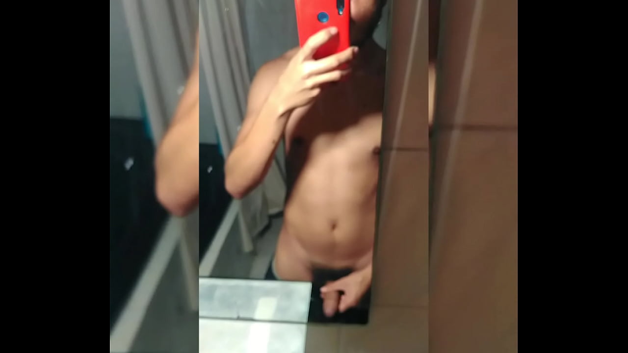 CHACALITO TWINK SE MASTURBA LA VERGA EN CASA DE SUS VECINOS