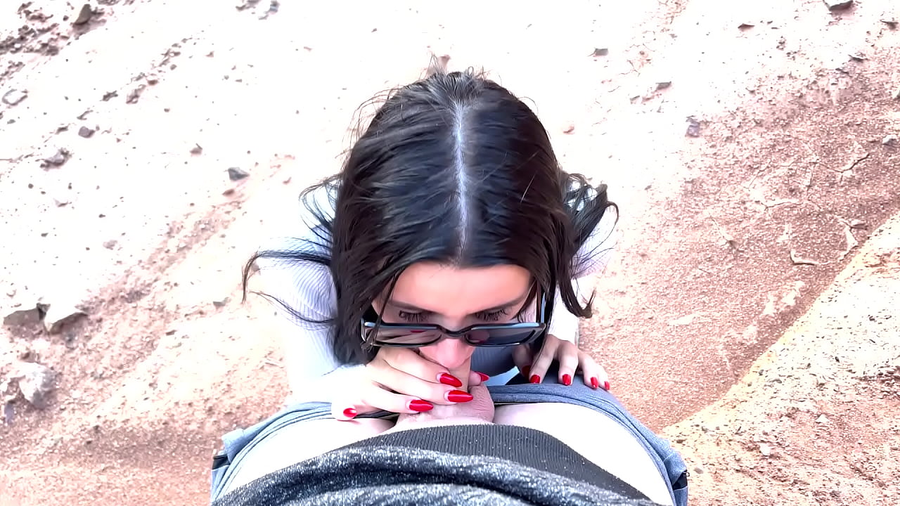 She showed her face with glasses! Deep blowjob in a beautiful canyon!