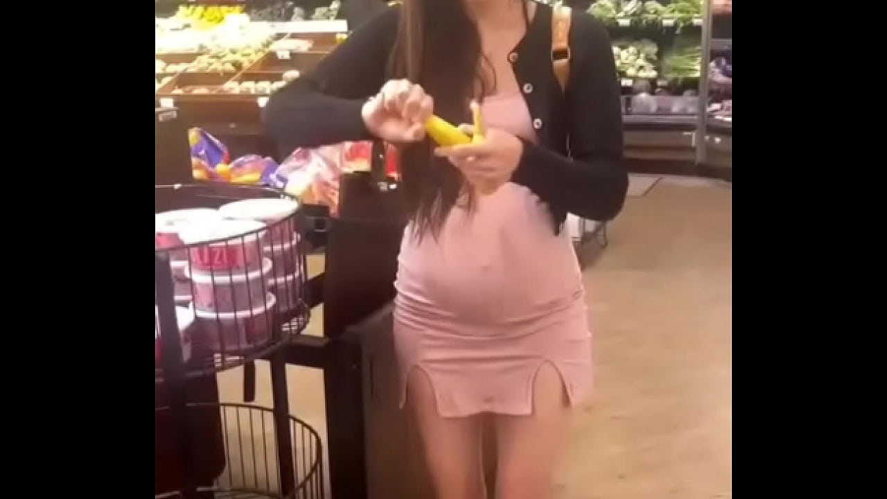 gravida no mercado colocando a bananas na buceta