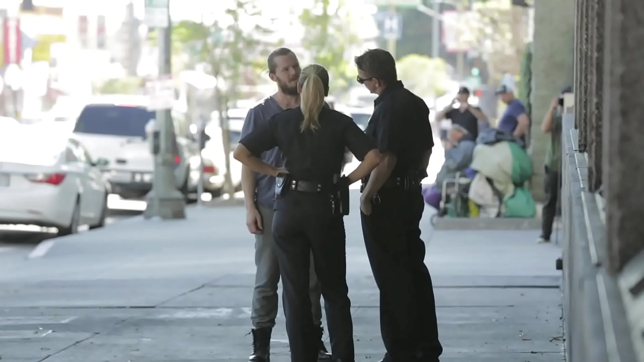 Muestra sus Tetas en la Calle