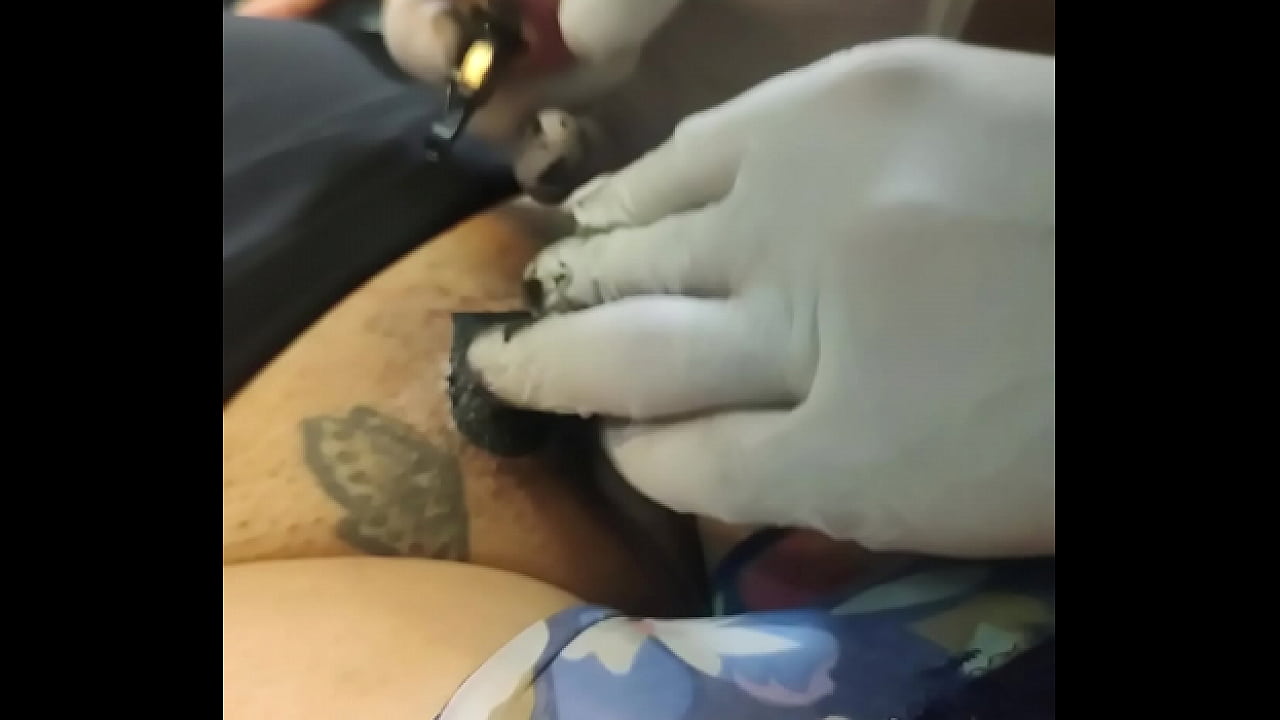 Puta tatuandose