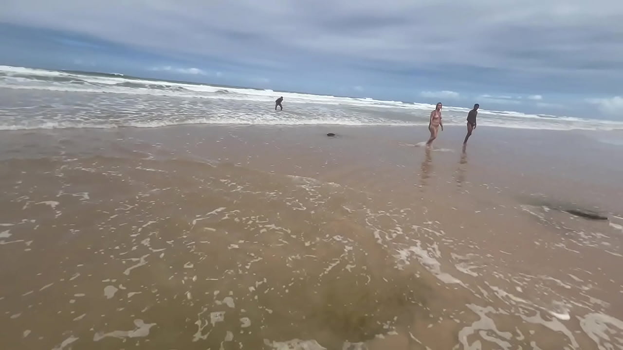 Fudendo a gostosa na praia com todo mundo vendo