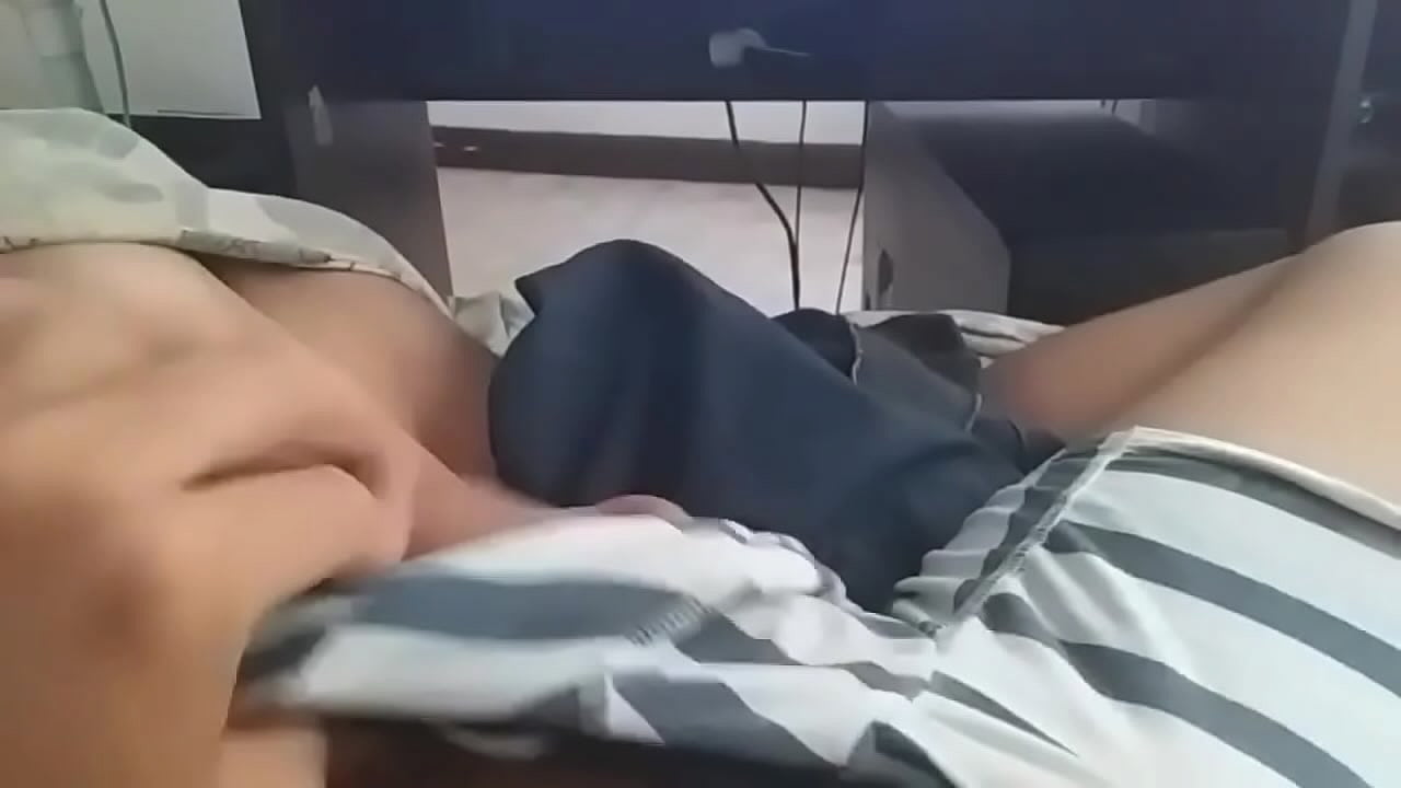 Joven chico con una excelente polla se toca muy rico