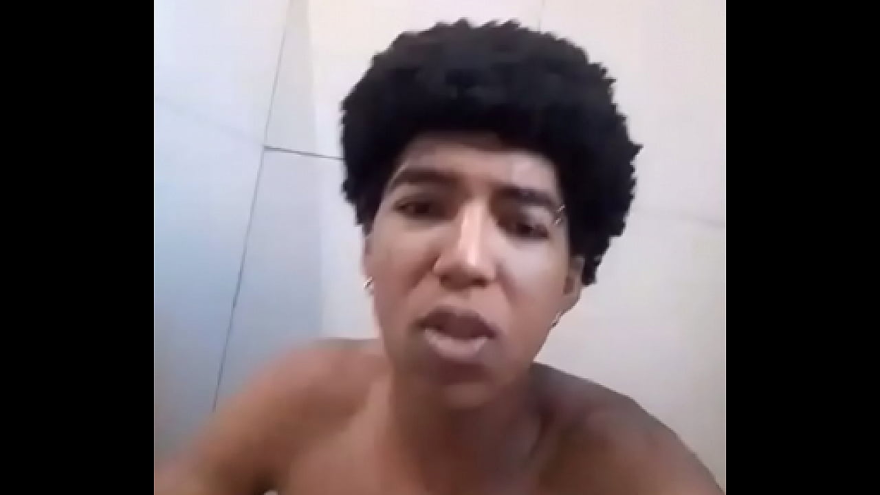 BRASILEIRO OUVINDO MÚSICA E BATENDO UMA AO SOM DE PABLO