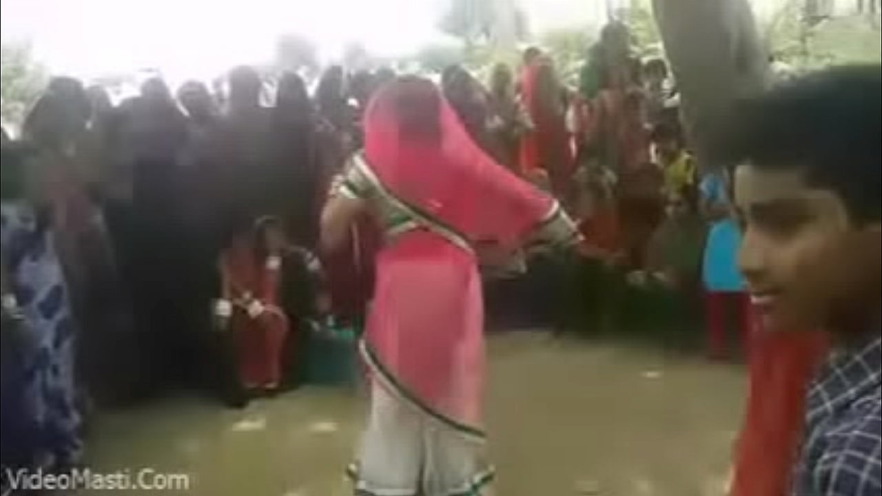 Bhabhiji Dancing On Bhojpuri Song In Gaon(videomasti.com)