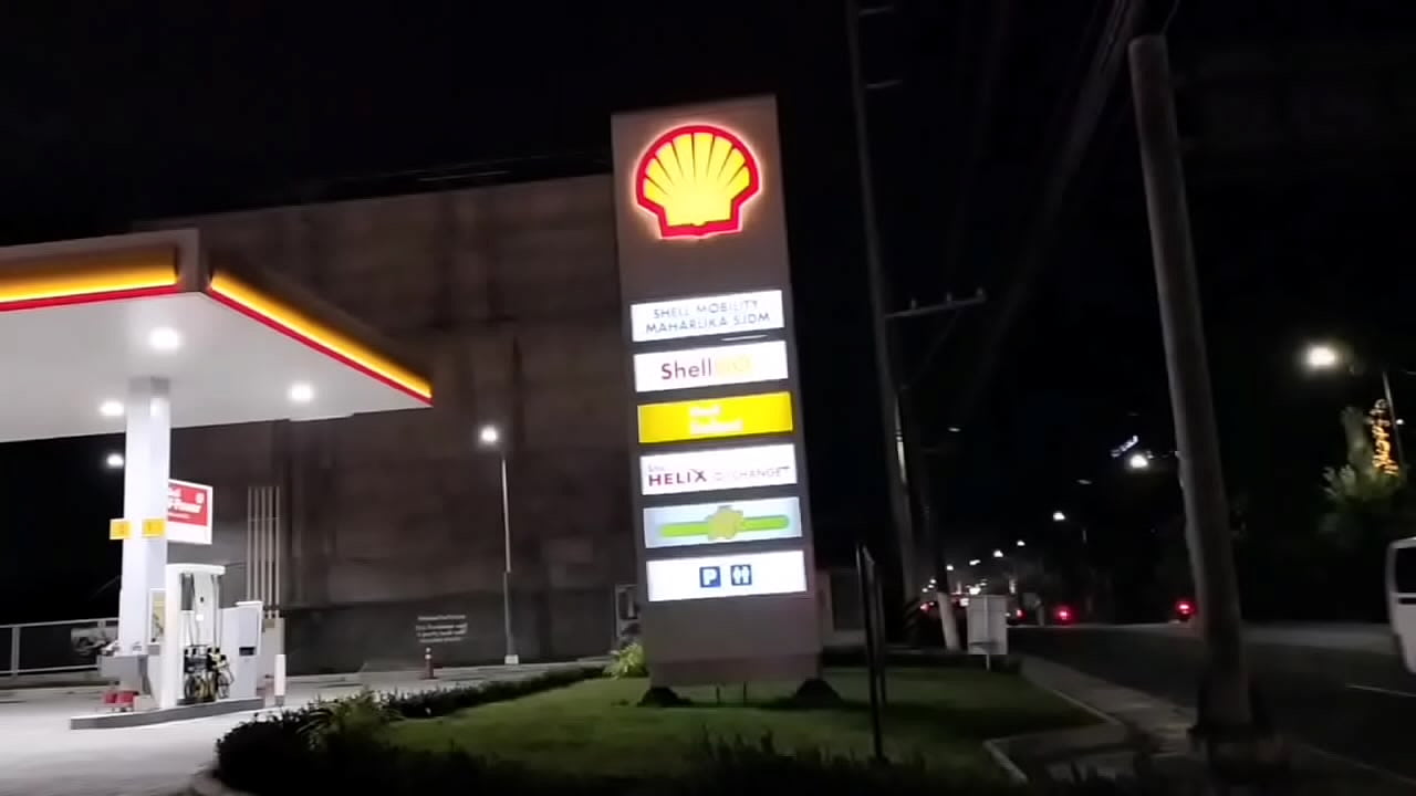 Pinay pakarat sa  (Shell)Gas sation and eats CUM