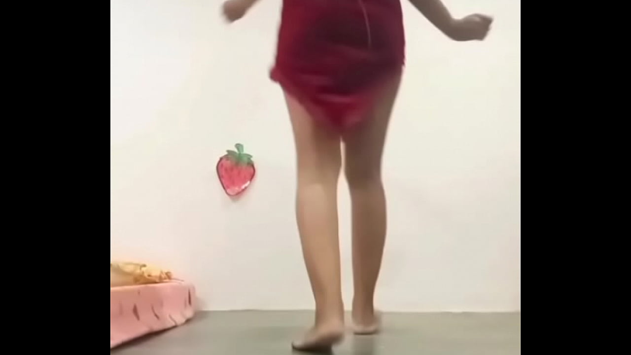 Sophia shakes her ASS dance