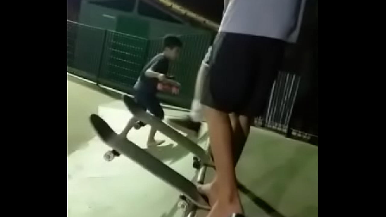 Garoto enfia skate todo no cu