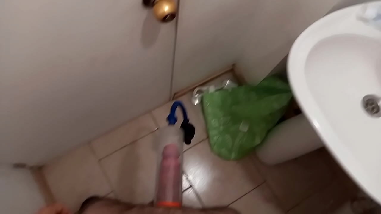 Masturbandome en el baño y metiendo mi pene en la bomba de vacio