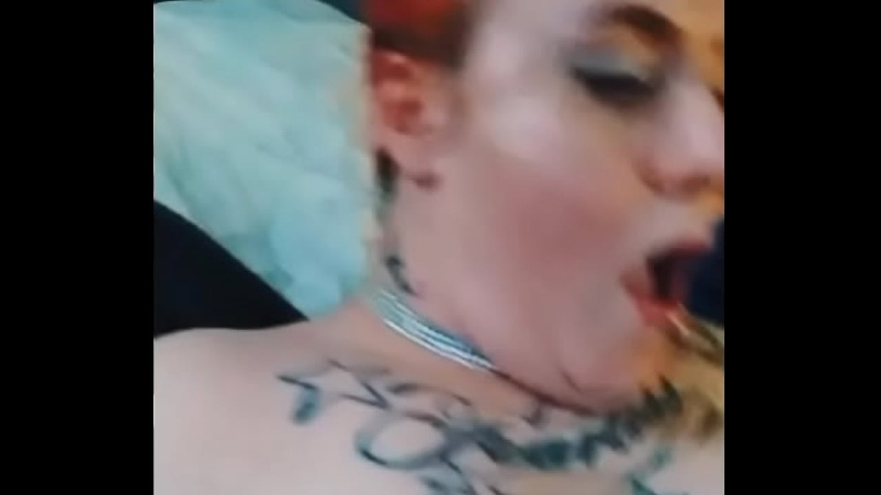 Debbiecakesxxxx listening to music wile she gets her pussy ate