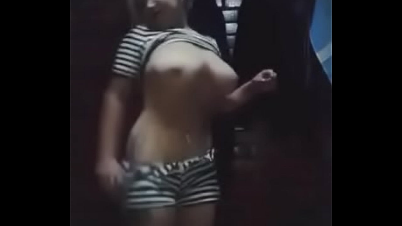 Pendeja se desnuda la muy putita