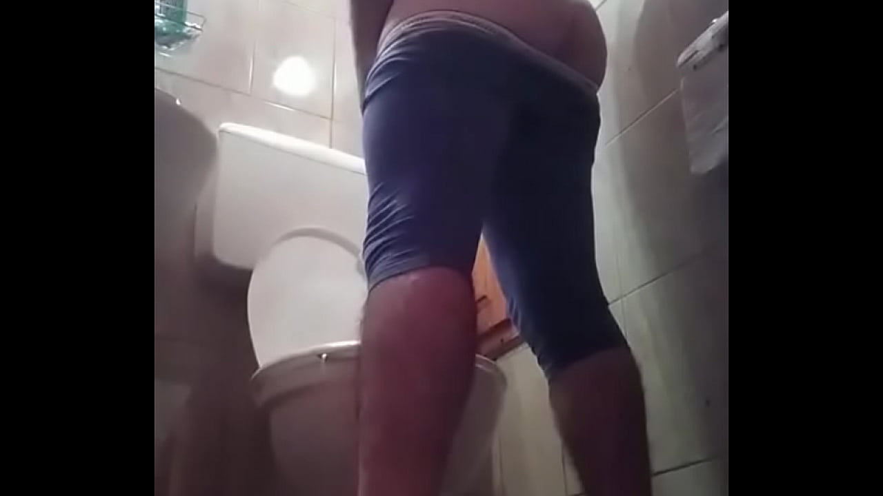 Gay guy peeing in leggings at home