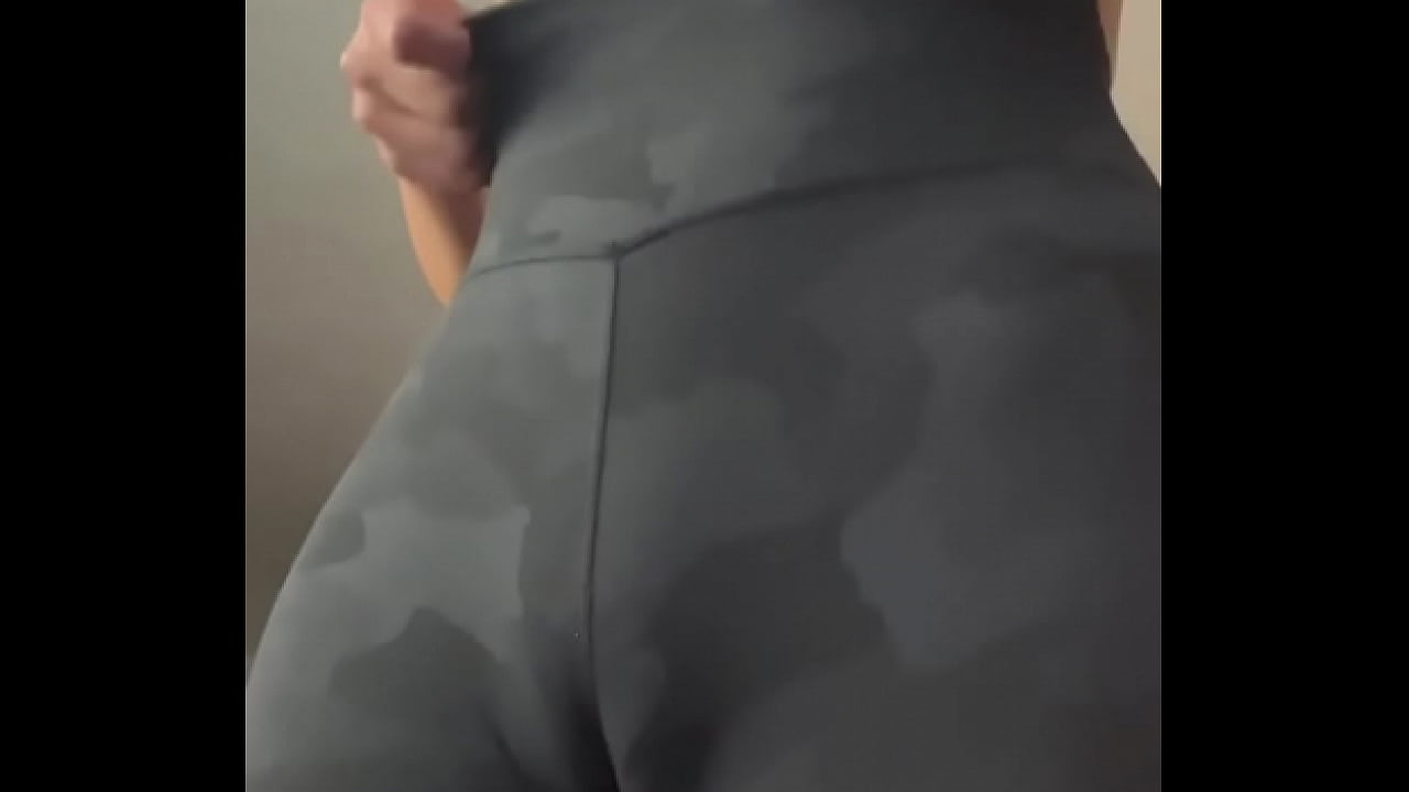 Tatum Alland’s juicy ass and camel toe in tight lululemon pants