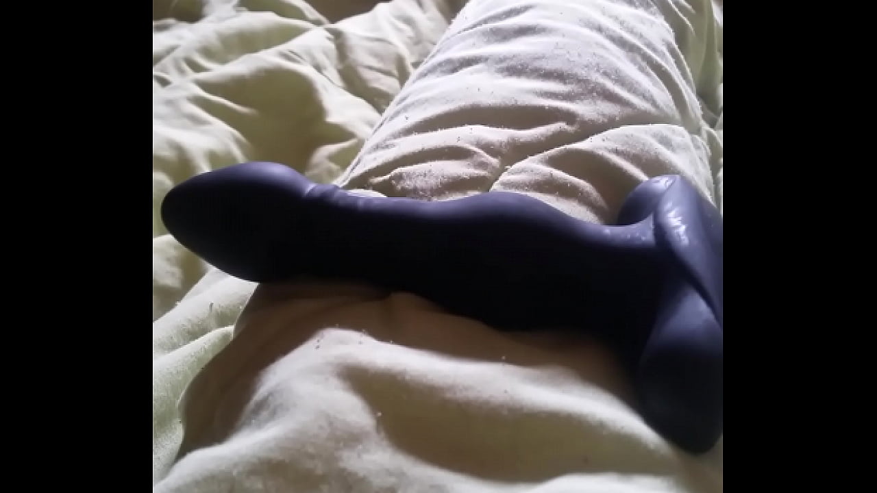 Nu dans la chambre un sexe toy en main , il se masse