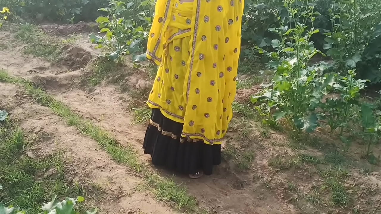 Mamta step who went to the mustard field, gave a chance to her and gave a clear Hindi voice of tremendous kissing outdoor