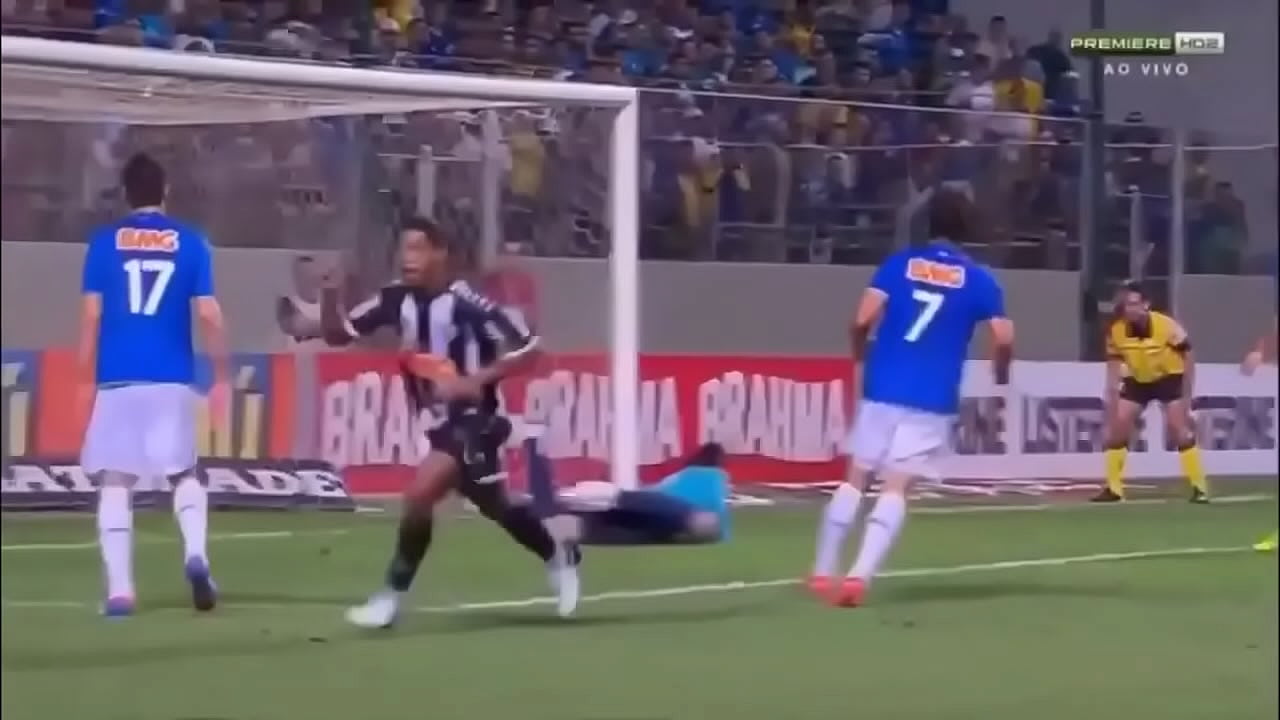 Golaço Ronaldinho contra as maria