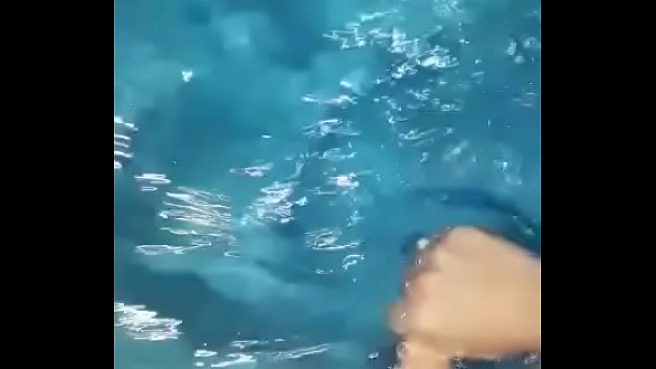 Pene rico en la piscina