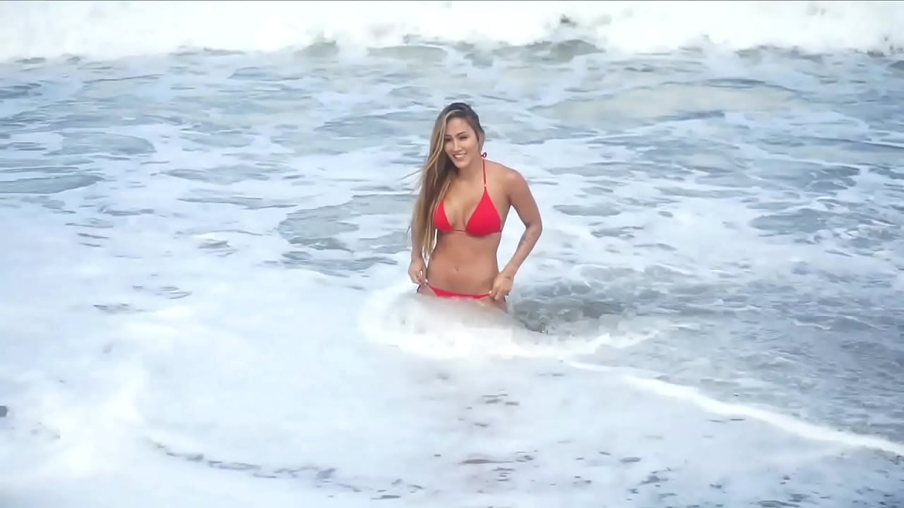 Alexa modelando en Santa Marta en un dia de playa perfecto