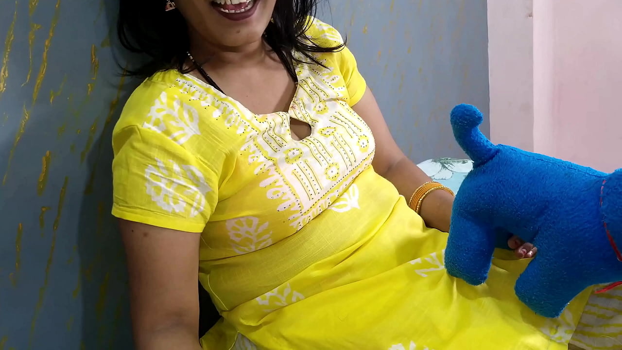 Teddy Ki Gaand me Ungli Kar rhi Aunty Ko Mote land ka Maza Chakhaya