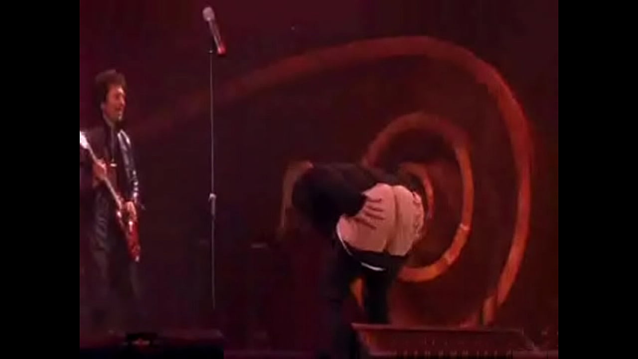 Ozzy shows his ass in concert 1999