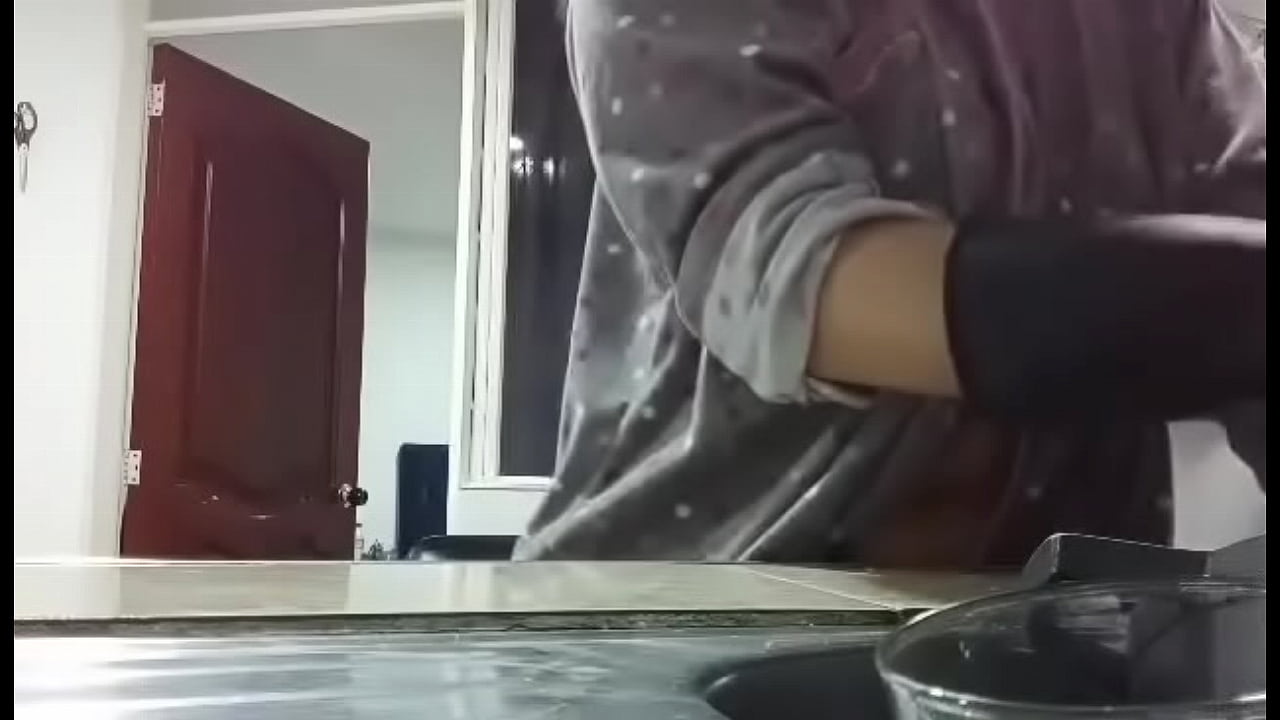 video de la madrastra cocinando con sus tetas al aire