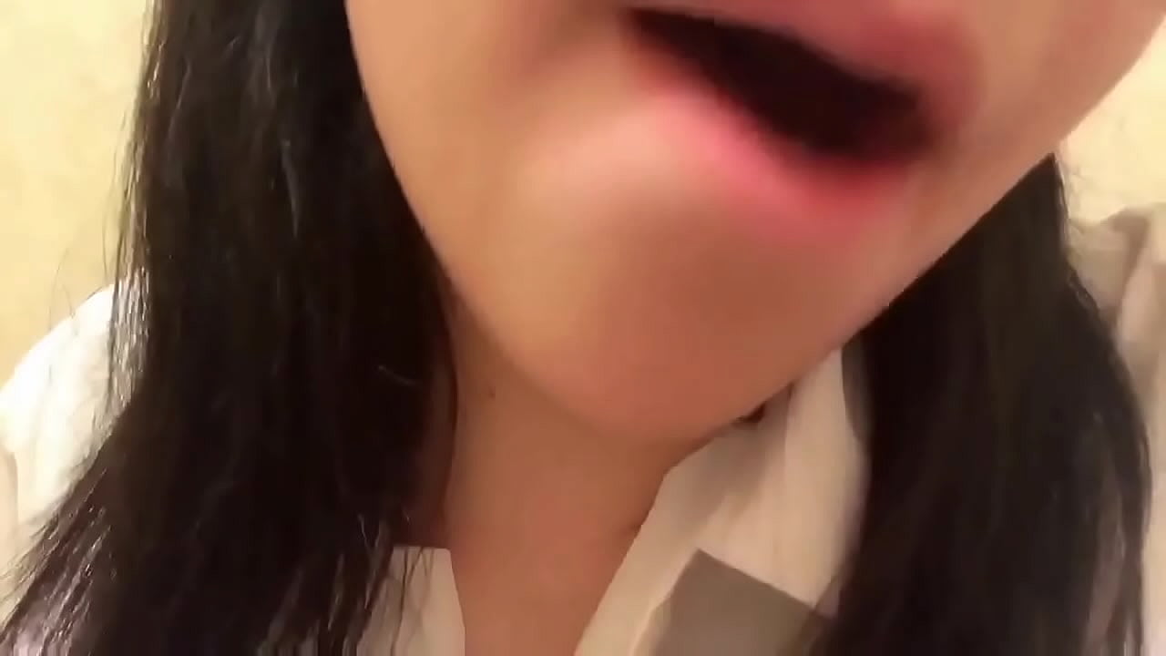 @kamititisokuhou showing her sexy mouth