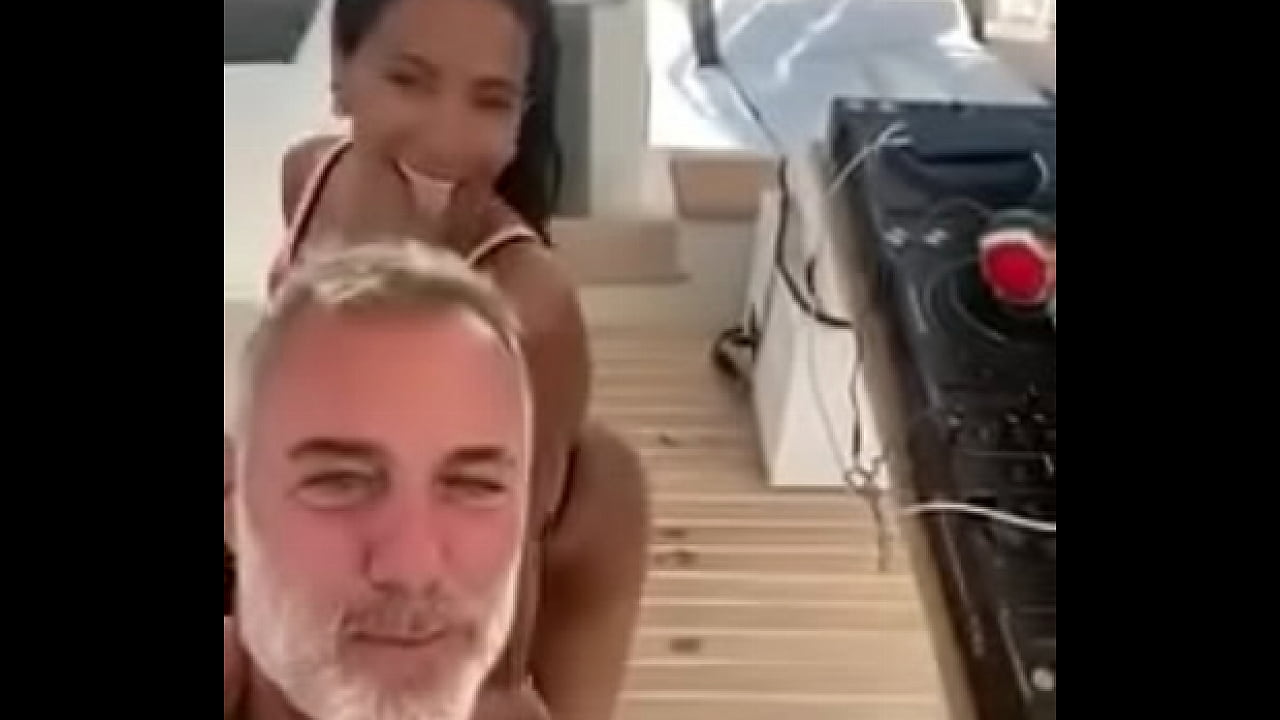 Anitta levando o funk para os italianos