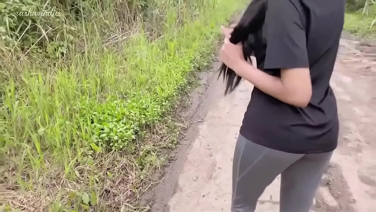 Desi teen outdoor sex near the jogging path.