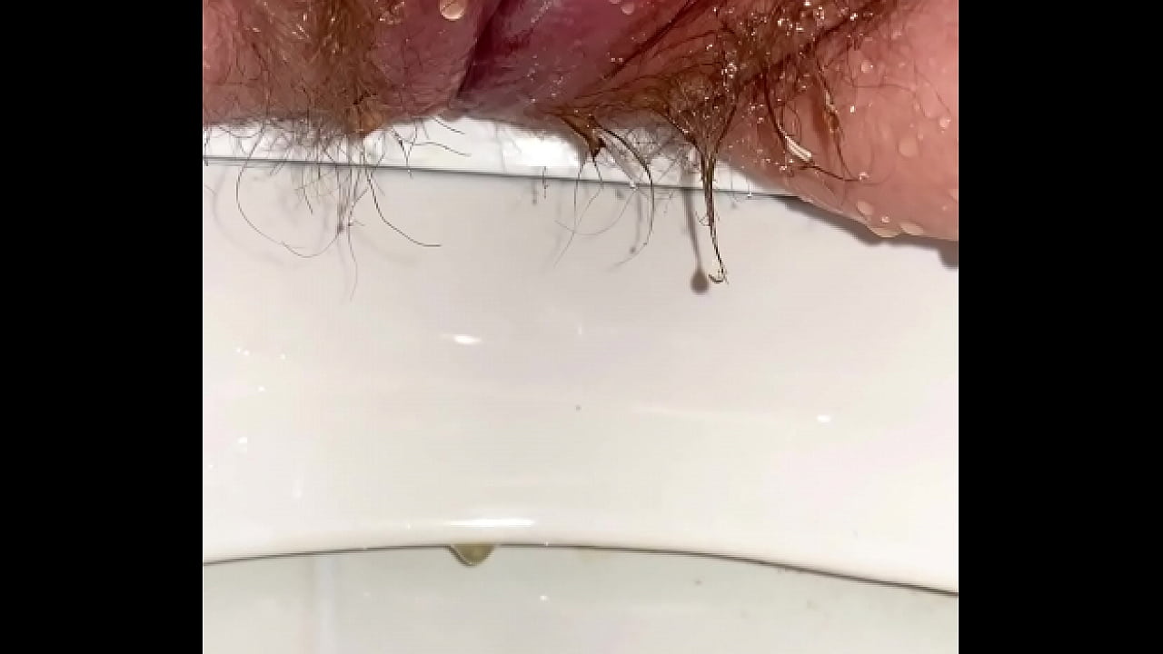 PISSING IN HIS TOILET, LOOK HOW HAIRY HIS PISS IS, THE PISS FLOWS WELL & SMELLS GOOD. I WANT TO DESCRIBE YOU, LOOK SOON.