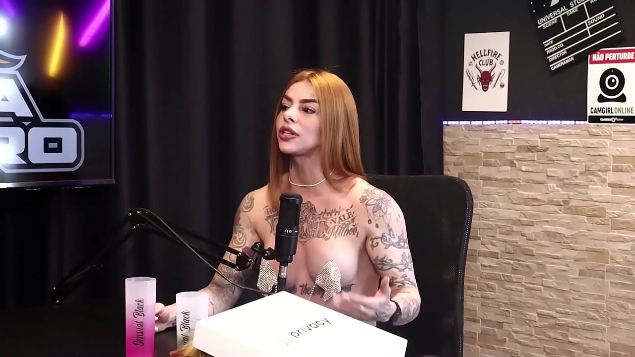 Ela conheceu as drogas muito cedo, e a tatuagem serve pra mostrar suas tristezas, e o seu relacionamento.. - Ruiva Braba (SHEER/RED)