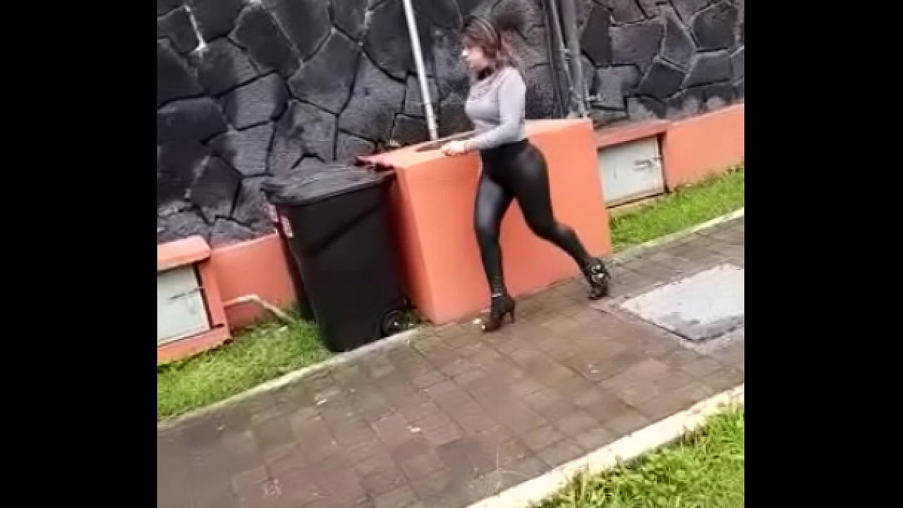 espiando a nalgona en la calle