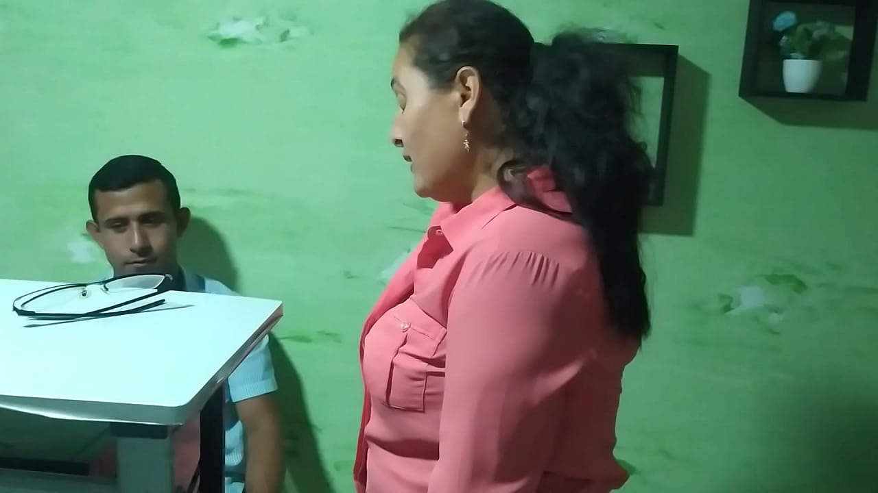 La secretaria quiere un aumento y sabe como buscarlo