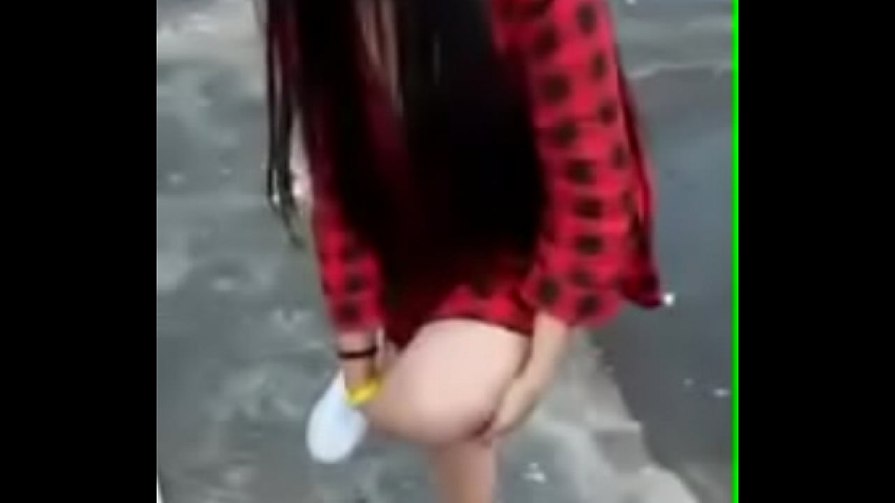 Putita bailando en la calle