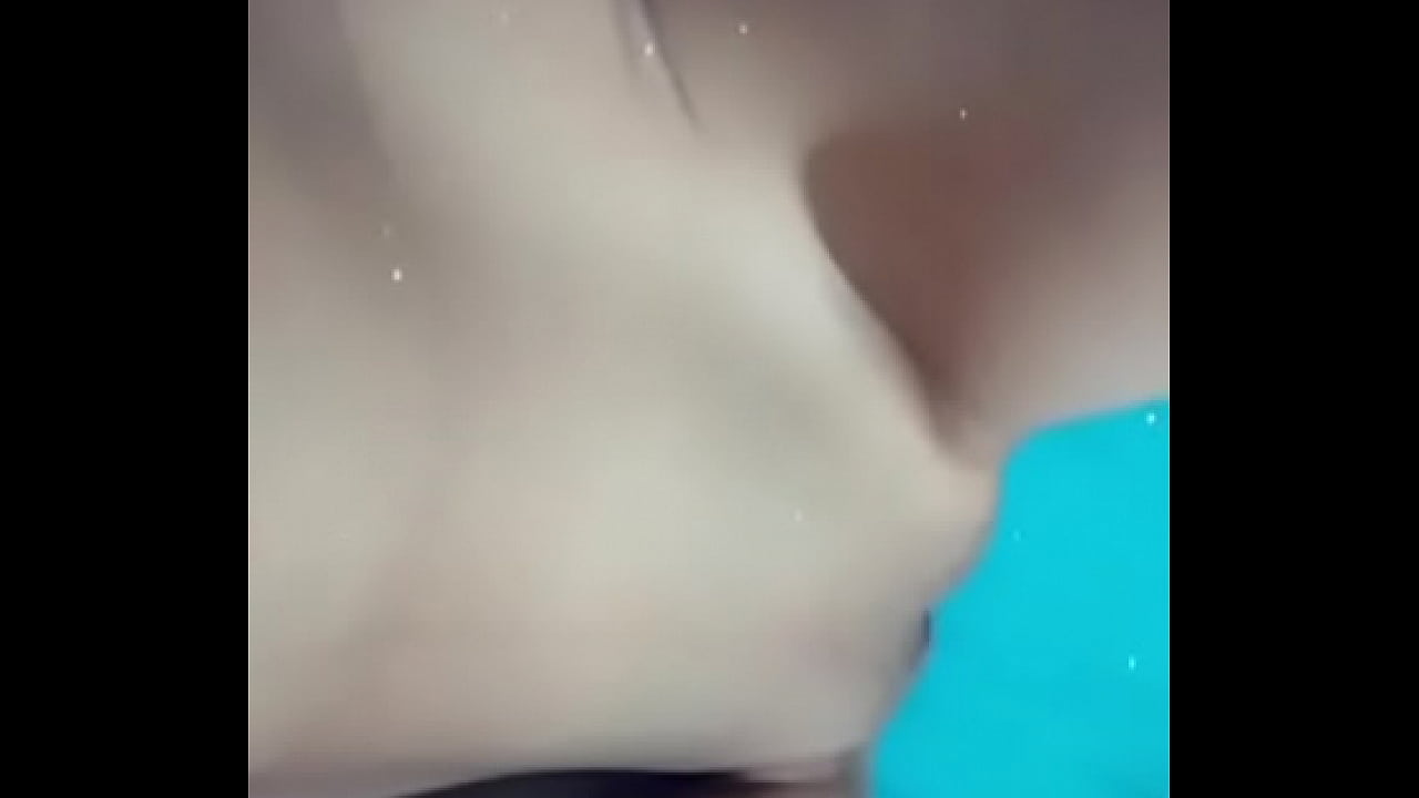 Chica caliente tocándose sus pequeñas tetas