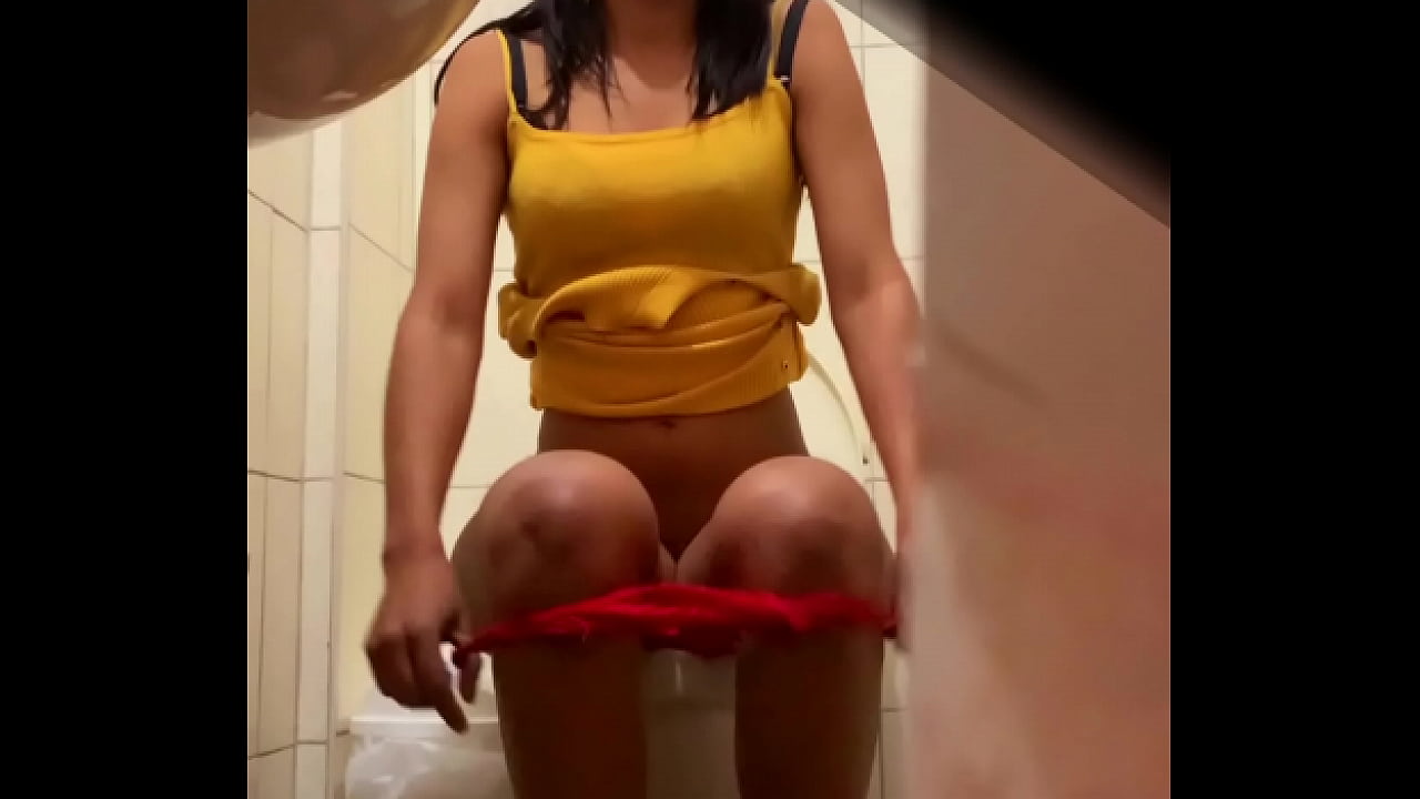 Espiando en el baño pissing