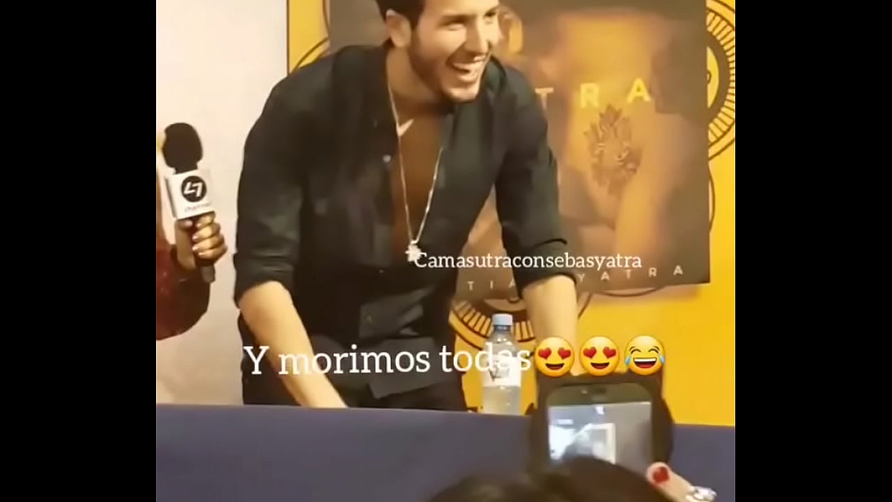 Sebastian Yatra reporter passa a mao