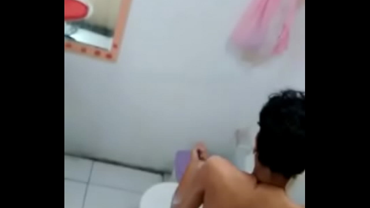 novinho tomando banho na casa do amante