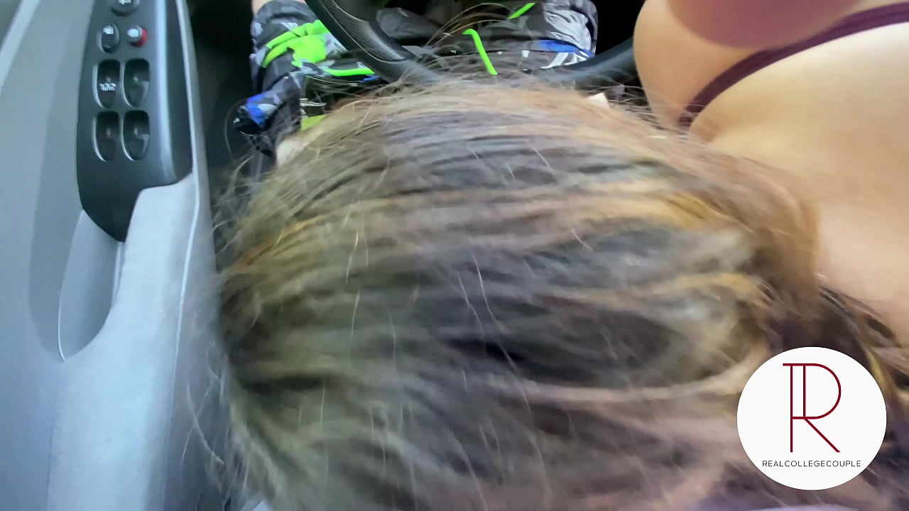 Girlfriend gives amazing blowjob in the car
