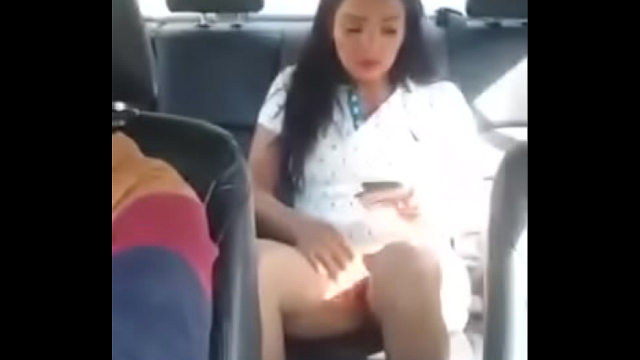 chica colombia se masturba sola en taxi