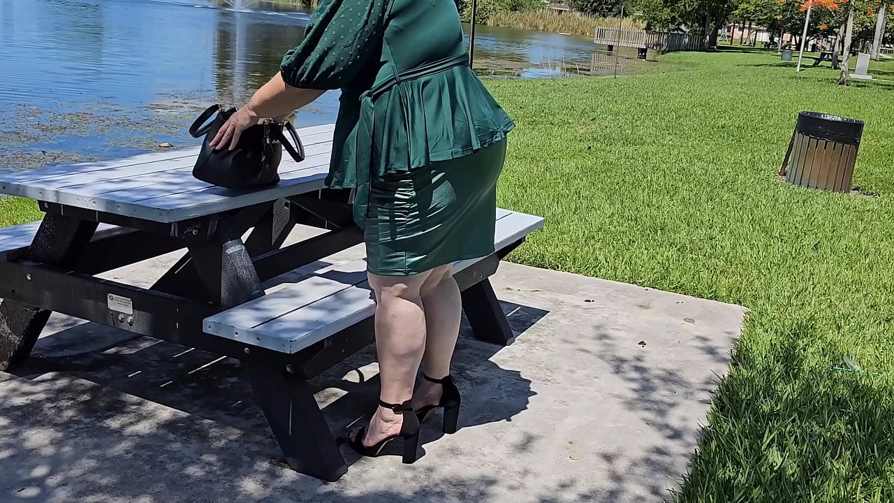 Pawg Milf outdoor with dildo