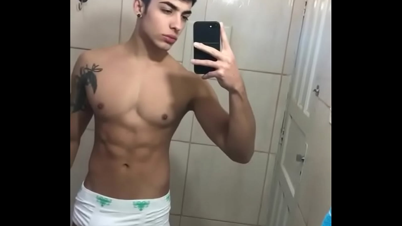 Modelo de pau duro na cueca branca