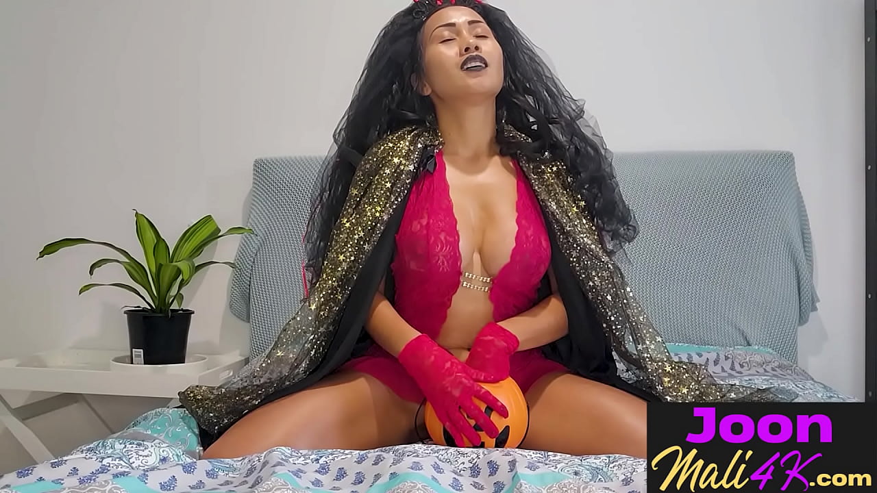 Sexy Thai babe Joon Mali exposed her hot body and masturbated