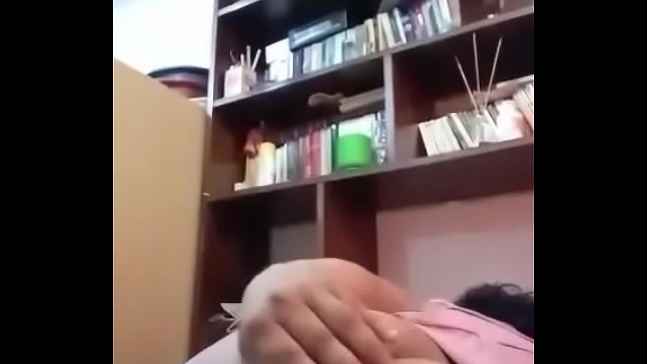 Muerdo la almohada cuando me la meto